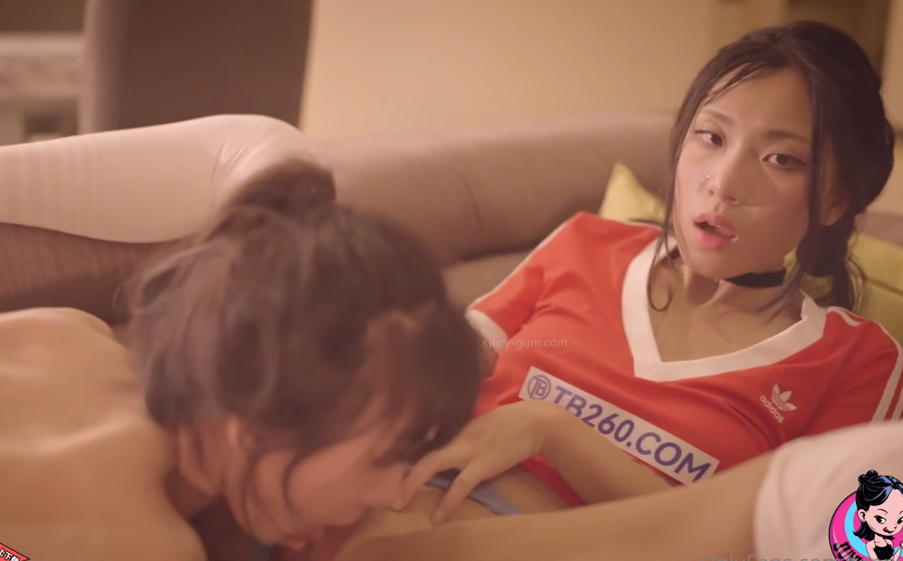 Onlyfans 华人网黄反差骚货【李月如】OF私拍足球寶貝面試被潛規則玩双飞