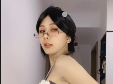   诱人御姐开启私密一对一视频互动，她身着撩人内衣，俏脸紧贴屏幕，眼神满是挑逗的魅惑，表情透露出难以抑制的愉悦激情。她轻舔玩具模拟亲密爱抚，将其置于丰满双峰间温柔摩擦，最后翘起臀部摇曳扭动，邀请你的注视与沉浸。