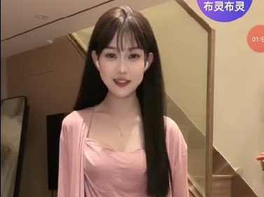  顶级高颜值诱人美女一对一视频互动，身着迷人粉色紧身衣，对着镜头扭动身姿，轻咬唇瓣舔弄手指，娇媚声音低吟诱惑，完美妆容高潮表情让你目不转睛欲罢不能。