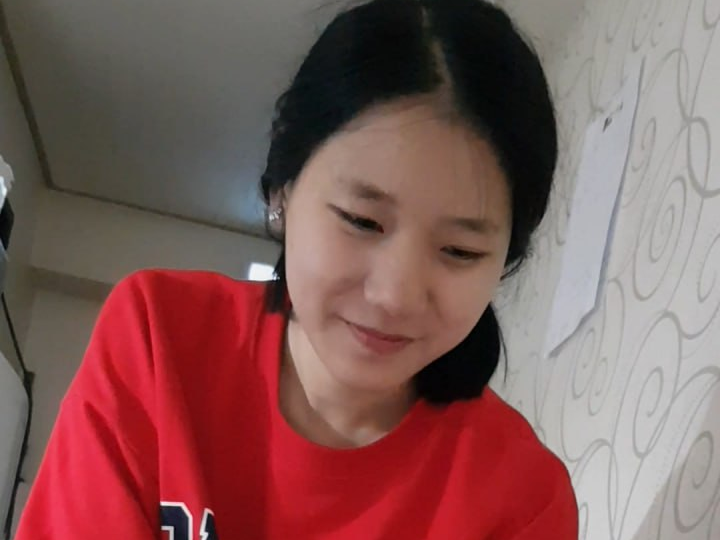 非常听话的姐姐，颜值也挺不错的，帮忙撸管吃鸡的样子好可爱