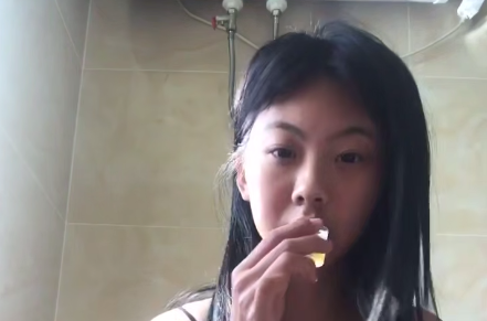 学生妹 主人远程下达命令调教，边撒尿边喝